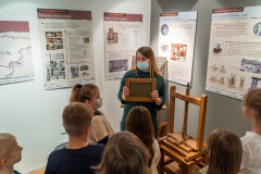 kobieta oprowadza dzieci po muzeum 