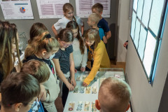 dzieci oglądają eksponaty 