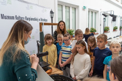 kobieta pokazuje dzieciom zupę