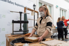kobieta pokazuje dzieciom zupę