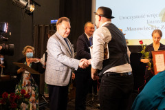 Marszałek i wicemarszałek wręczają nagrodę delegacji Muzeum
