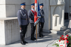 Poczet sztandarowy przy Pomniku Mauzoleum podczas uroczystej mszy św. w intencji powstańców poległych w bitwie pod Ostrołęką w 1831 r.