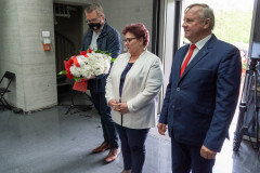 Uroczyste złożenie kwiatów pod sarkofagiem i oddanie hołdu poległym żołnierzom