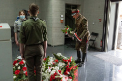Uroczyste złożenie kwiatów pod sarkofagiem i oddanie hołdu poległym żołnierzom