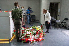 Uroczyste złożenie kwiatów pod sarkofagiem i oddanie hołdu poległym żołnierzom