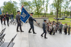 Poczet sztandarowy oraz uczestnicy uroczystej mszy św. w intencji powstańców poległych w bitwie pod Ostrołęką w 1831 r.