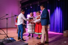 Na scenie mężczyzna i trzy kobiety wręczają nagrody twórczyniom
