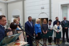 Kilkascie osób pozujące dla zdjęcia z dyplomami
