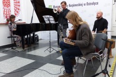 Koncert na muzealnym dziedzińcu grają miedzy innymi; perkusja, fortepian i chordofon