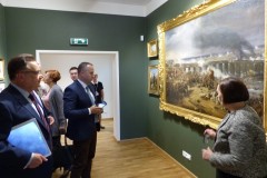 Kilkanaście osób ogląda obraz "Bitwa pod Ostrołęką" Karol Malankiewicz