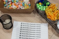 Na stole przybory i materiały do tworzenia kalendarzy
