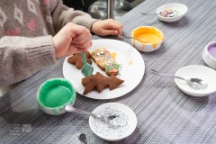 Dziecko zdobiące pierniki lukrem.