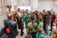 W holu muzeum stoi około 50 osób – dzieci, młodzież i kilkoro dorosłych.
