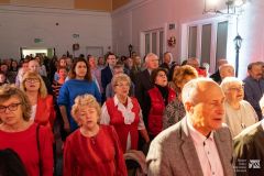 Publiczność, kilkadziesiąt osób na muzealnym dziedzińcu śpiewa stojąc