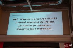 Tekst piosenki wyświetlony na ścianie