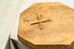Kilka skrzyżowanych  patyczków z wikliny na ośmiokątnej desce