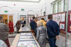 Uczestnicy wernisażu oglądają rysunki prezentowane na wystawie