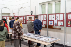 Uczestnicy wernisażu oglądają rysunki prezentowane na wystawie