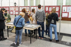 Uczestnicy wernisażu oglądają rysunki prezentowane na wystawie