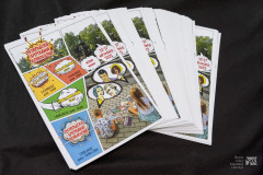 Ułożone w wachlarz ulotki reklamujące Ostrołęckie Spotkania Komiksowe i wystawy.