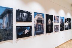 Fotografie zawieszone na ścianie w sali wystawowej.