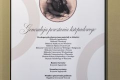 Plansza wystawy wisząca na ścianie
