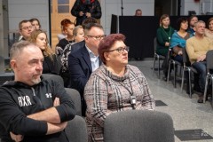 Kilkanaście osób siedzi na widowni