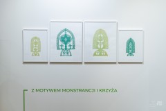 Cztery wycinanki w ramkach na scianie