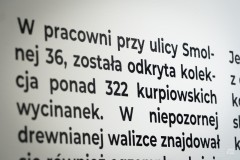 Fragment tekstu na ścianie, na wystawie
