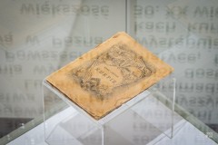 Stara, pożółkła książeczka w gablocie wystawowej