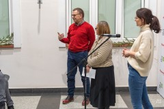 Mężczyzna i dwie kobiety stoją. W tle okna, z prawej fragment ścianki z logami marki Mazowsze oraz  MKK