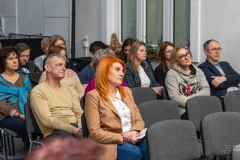 Kilkanaście osób siedzi na widowni