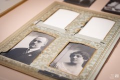 Karta zabytkowego albumu z czterema miejscami na zdjęcia, z czego dwa górne puste. W dolnym rzędzie czarnobiałe zdjęcia portretowe mężczyzny oraz kobiety.