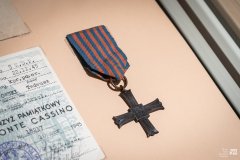 Stare odznaczenie oraz fragment dokumentu w gablocie wystawowej