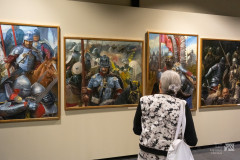 Kobieta ogląda obrazy na wystawie