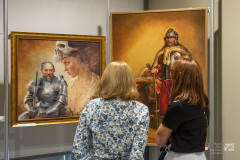 Kobiety oglądają obrazy na wystawie