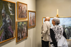 Kobieta oraz mężczyzna oglądają obrazy na wystawie