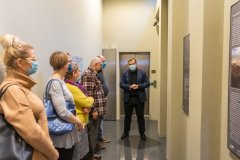 Uczestnicy wernisażu podczas oprowadzania kuratorskiego po wystawie