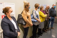 Uczestnicy wernisażu w towarzystwie dyrekcji stoją w sali wystawowej