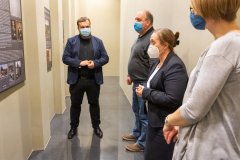 Uczestnicy wernisażu podczas oprowadzania kuratorskiego po wystawie