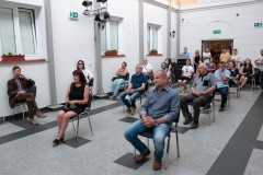 Widownia w dziedzińcu muzealnym za którą są 3 okna