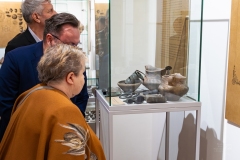 Trzy osoby zwiedzają wystawę