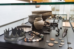 Zabytki archeologiczne w szklanej gablocie