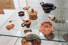 Zabytki archeologiczne w szklanej gablocie