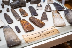 Zabytki archeologiczne w szklanej gablocie