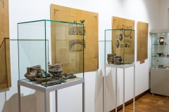 Fragment wystawy, trzy szklane gabloty oraz na ścianie plansze
