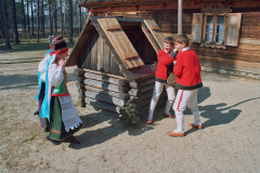„Oblewka” w Zagrodzie Kurpiowskiej w  Kadzidle, 2005 r., fot. Archiwum MKK.