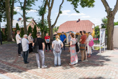 Uczestnicy edytonu stoją na zewnątrz