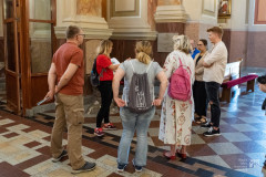 Uczestnicy edytonu stoją w kościele