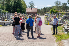 Uczestnicy edytonu stoją na terenie cmentarza